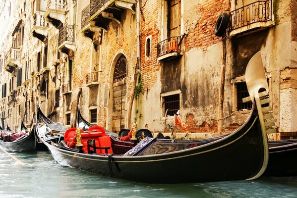 Italienische Gondeln segeln durch Venedig