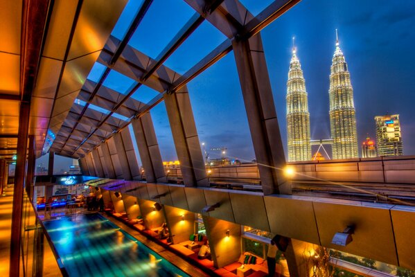 Schwimmbad in der Nähe von Wolkenkratzern in Malaysia