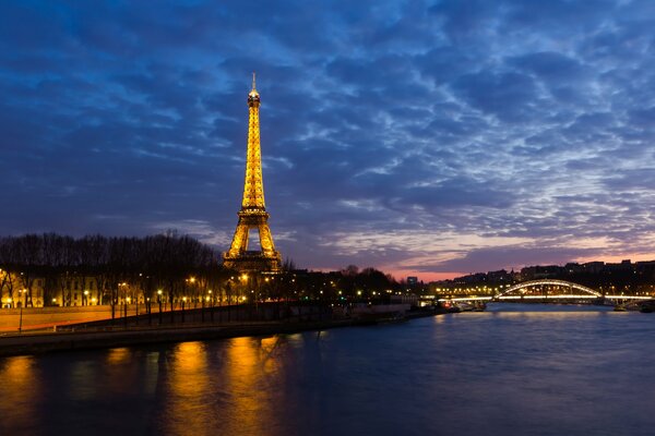 La torre Eiffel contra el amanecer rosado