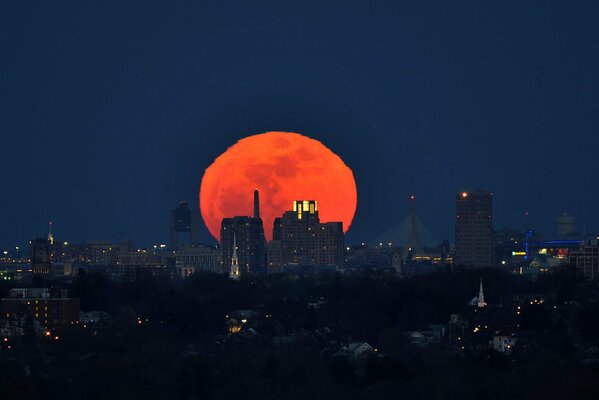 Luna Rossa sulla notte di Boston