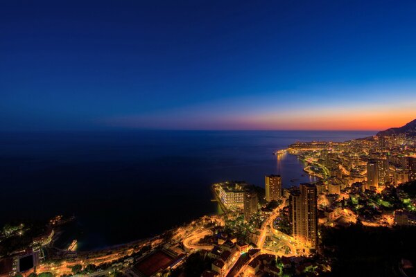 Costa nocturna en la ciudad de las luces