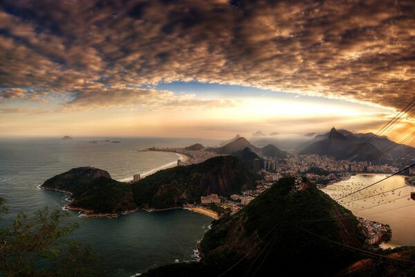 Ciudad de río al atardecer