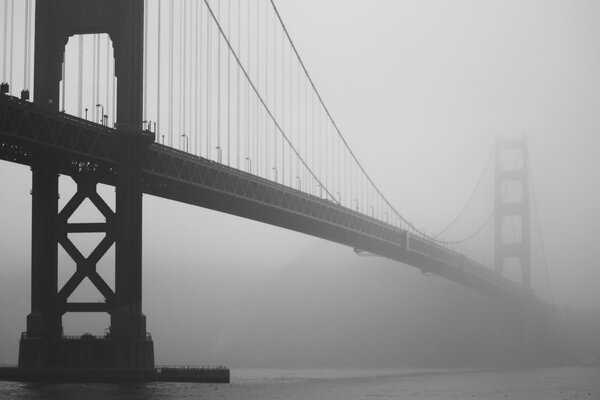 Puente de California a una noche brumosa