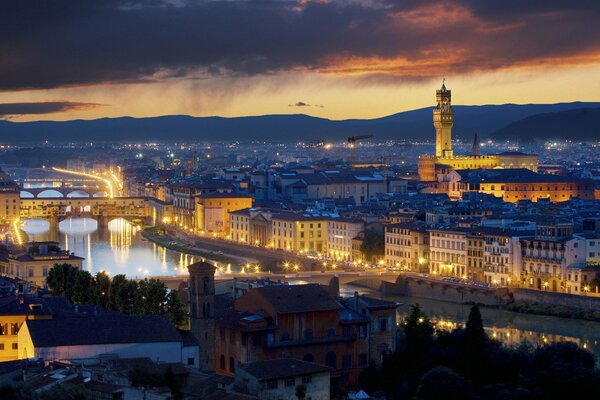 Luces de la ciudad de la noche de Florencia