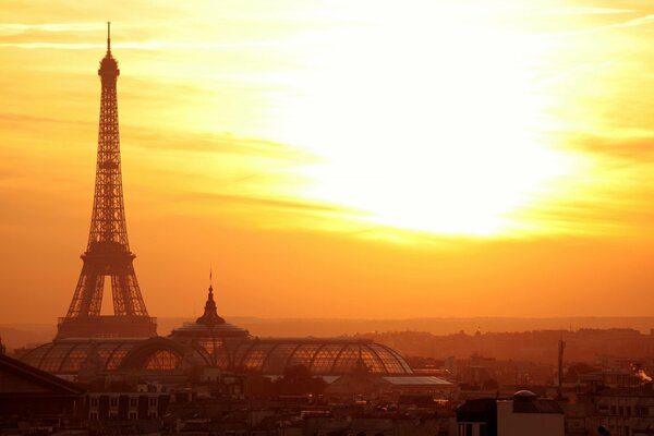 Foto de la torre Eiffel en el fondo de la puesta de sol