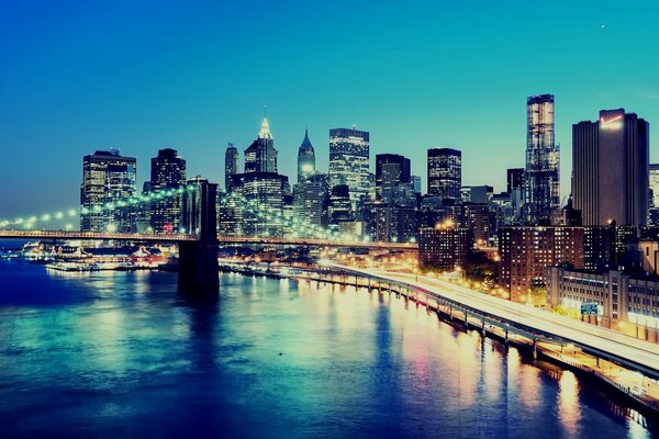 Puente de Manhattan en nueva York por la noche