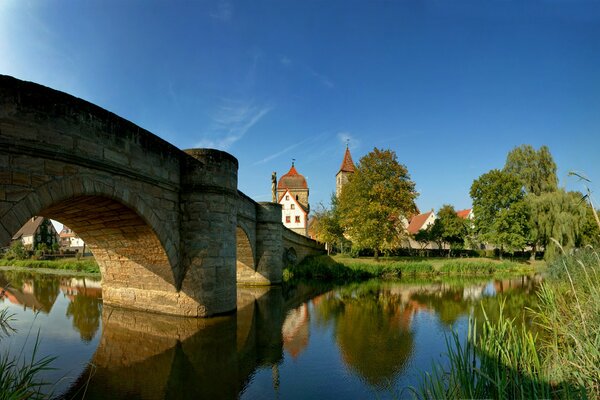 Pont sur la rivière près du bâtiment