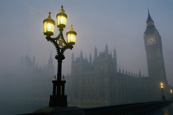 Der Tower of London und die Laterne im Nebel