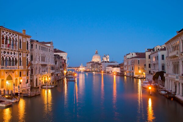 Luces del canal de la noche de Venecia