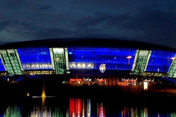 Arena en Donetsk por la noche con linternas