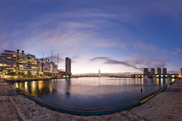 Abendstadtpromenade im Sommer