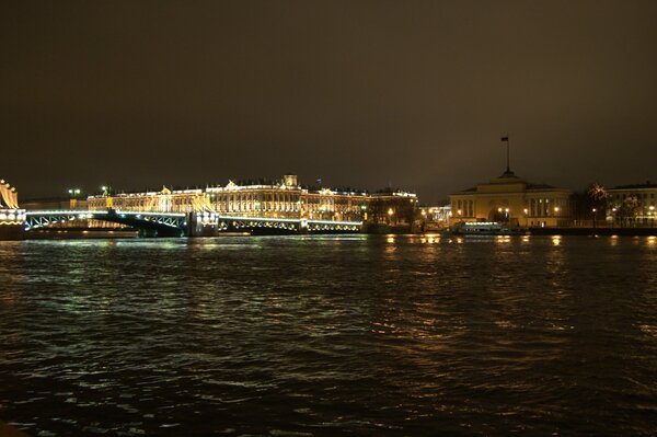 Puente de noche en San Petersburgo