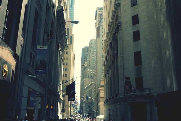 Rue étroite entre les gratte-ciel de New York