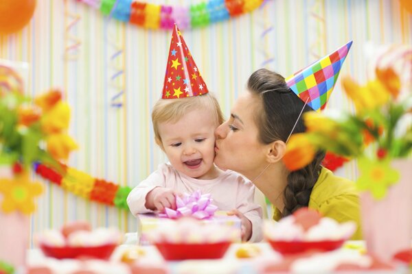 Mutter hat einen festlichen Tisch für ihren Sohn zum Geburtstag arrangiert