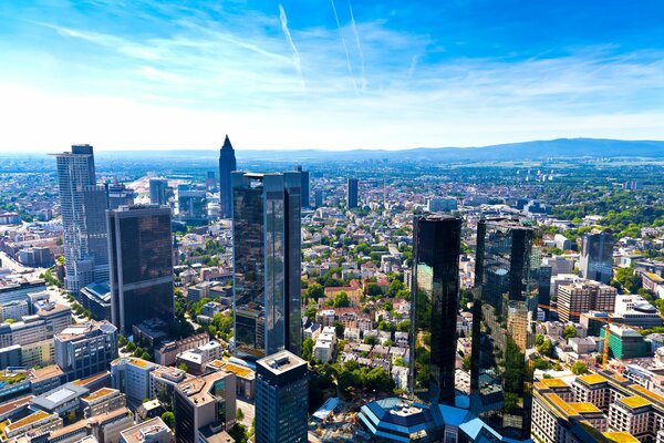 Panorama urbain de Francfort-sur-le-main par une journée ensoleillée