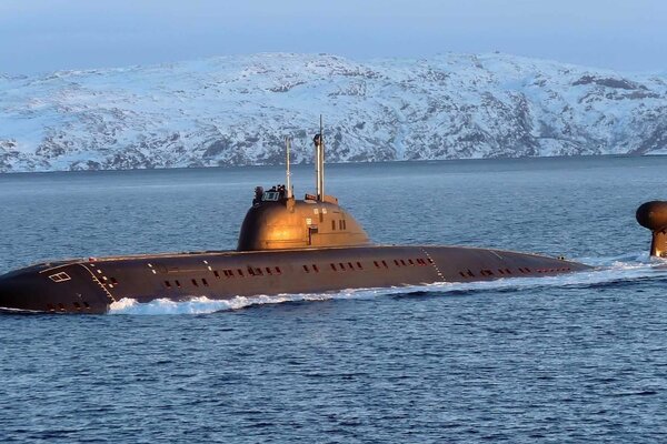 Sous-marin dans l océan sur fond de glace