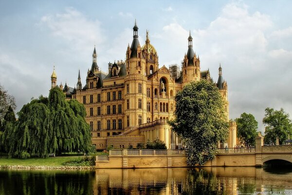 Das majestätische Schloss am Wasser in Deutschland