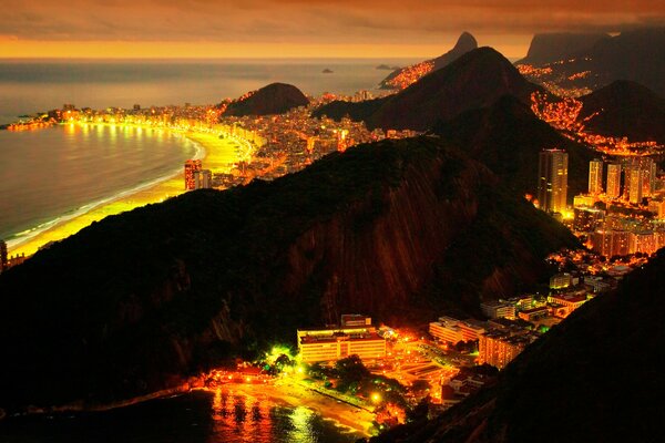 Luces de la ciudad nocturna. Ciudad en la orilla