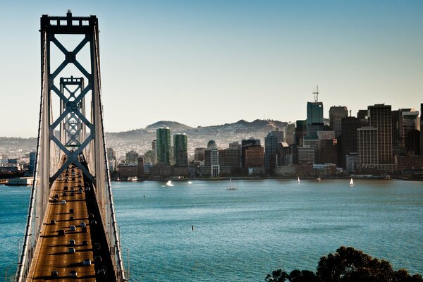 Puente sobre la bahía en San Francisco, California