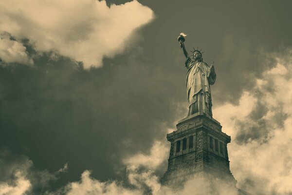 Freiheitsstatue auf dem Hintergrund der Wolken