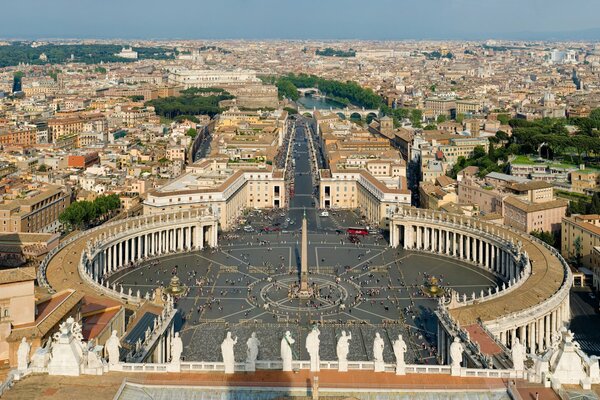 Plaza con Obelisco y columnata en el Vaticano