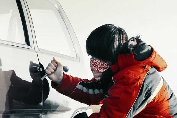 Ouverture malveillante de la porte de la voiture de quelqu un d autre