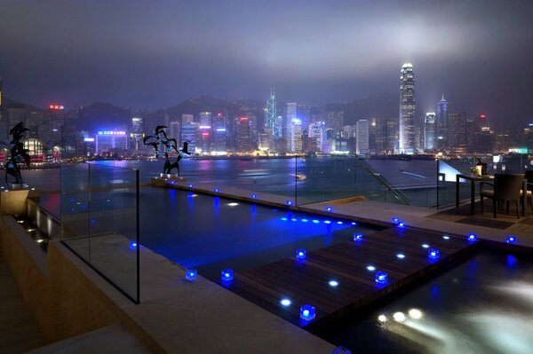 Piscine de nuit avec vue sur la ville