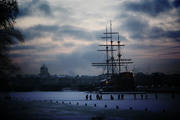 Barco en invierno en San Petersburgo cubierto de nieve