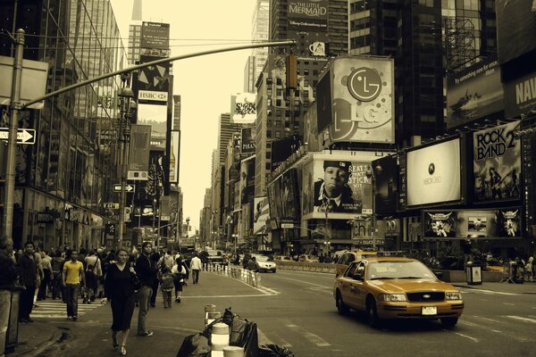 Nueva York. Calle urbana con la gente corriente, taxi, tiendas, publicidad