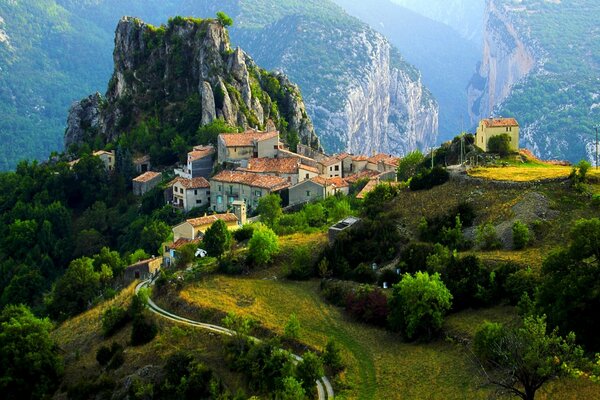 Village alpin dans une gorge de montagne