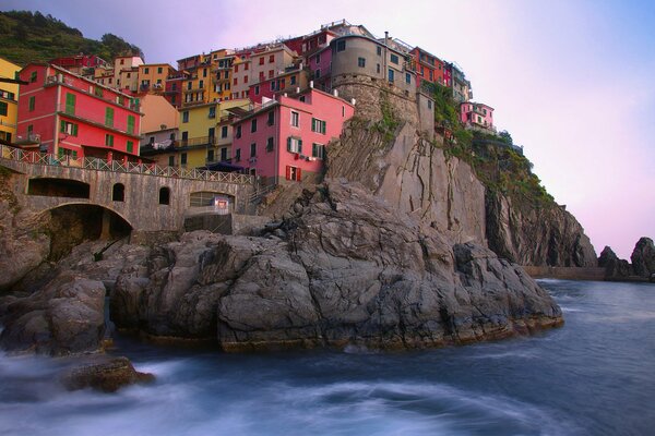 Casas de colores brillantes en las rocas