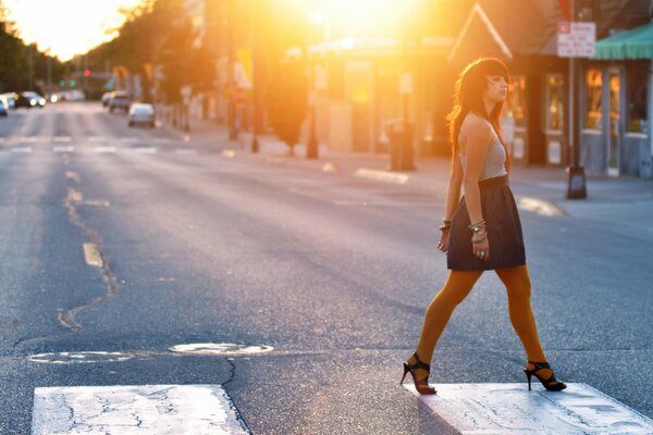 Mädchen, das in der Abendsonne über die Straße geht