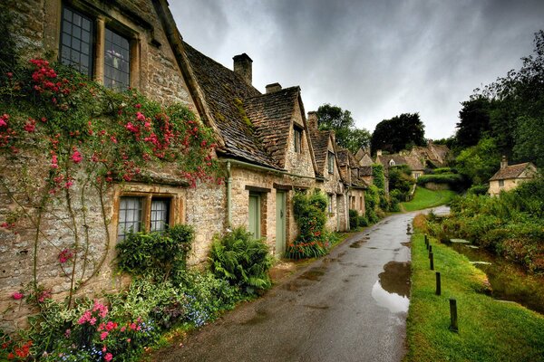 La route entre les maisons confortables