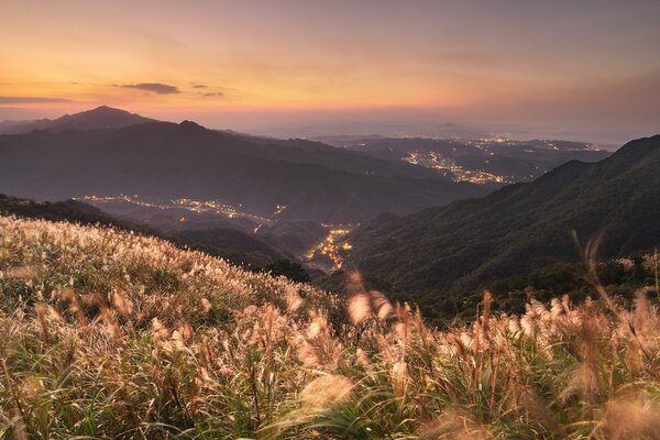 Belles collines au coucher du soleil le soir