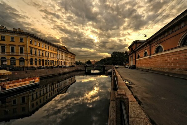 Puente en la ciudad de San Petersburgo. Casas antiguas y edificios en las calles