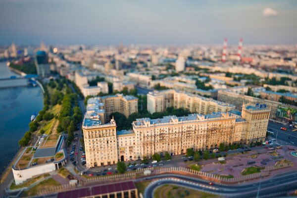 Strada e case del viale Volgograd della città di Mosca