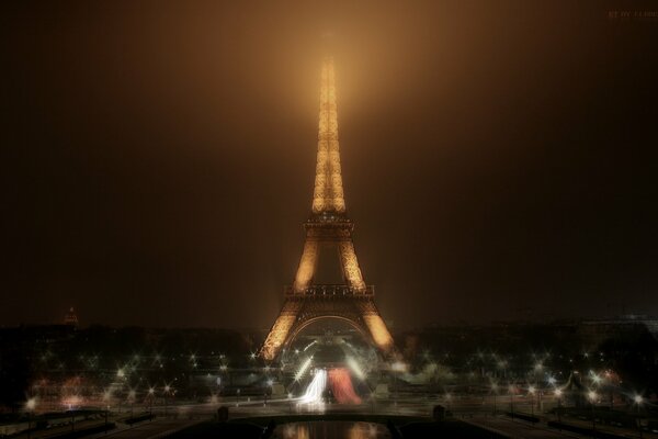 Torre Eiffel nocturna con tratamiento