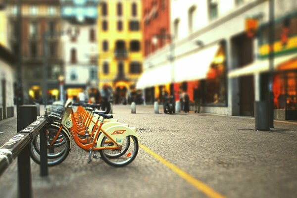 Route avec des vélos garés parmi les bâtiments résidentiels