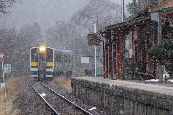 Prefettura Di Fakushima. Neve in Giappone. Avvicinamento del treno