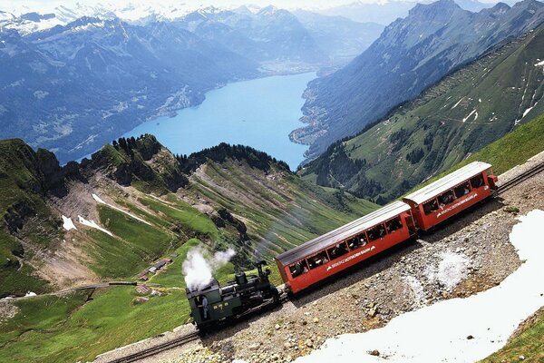 Kleine Ausflugslok auf den Berghängen