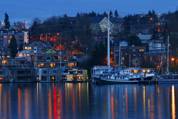 Photo du lac le soir, sur lequel on peut voir à la maison