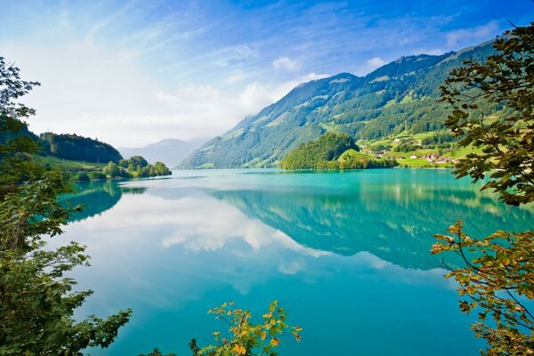 Lac bleu parmi les hautes montagnes