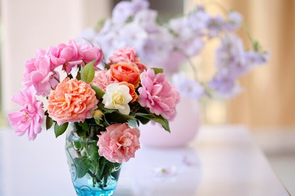 Bouquets de fleurs dans des vases sur la table