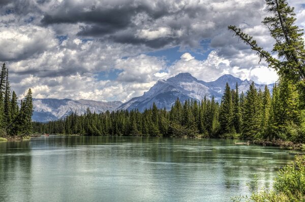 Nature lac forêt et montagnes