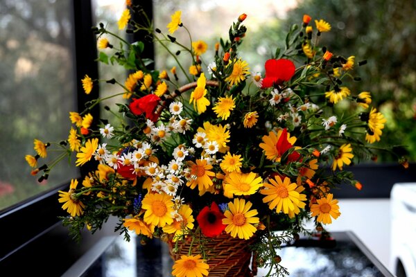 Vase avec bouquet de marguerites et de coquelicots