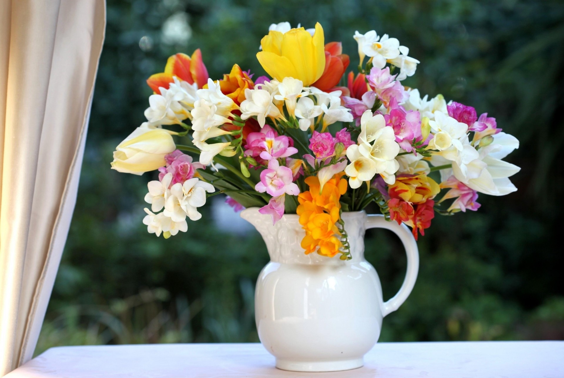 fenêtre bouquet tulipes fleurs cruche freesia