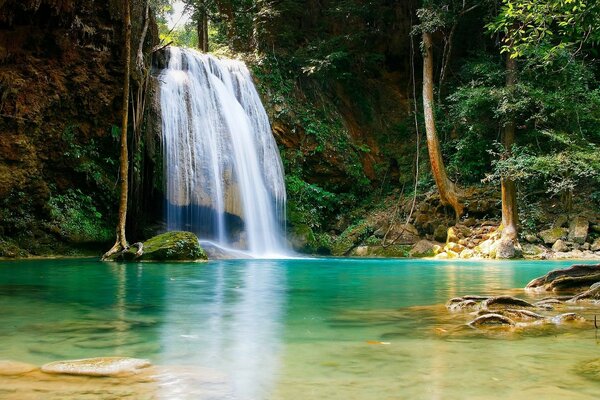 Wasserfall und kristallklarer See