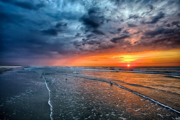 Le coucher de soleil illumine l eau de la mer agitée