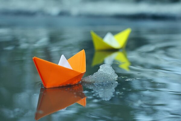 Foto de barcos de cartón de colores en el agua