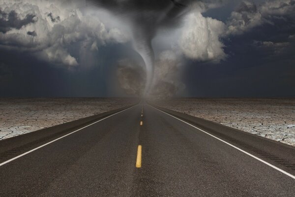 Tornado sobre una carretera solitaria en medio de un cielo tormentoso